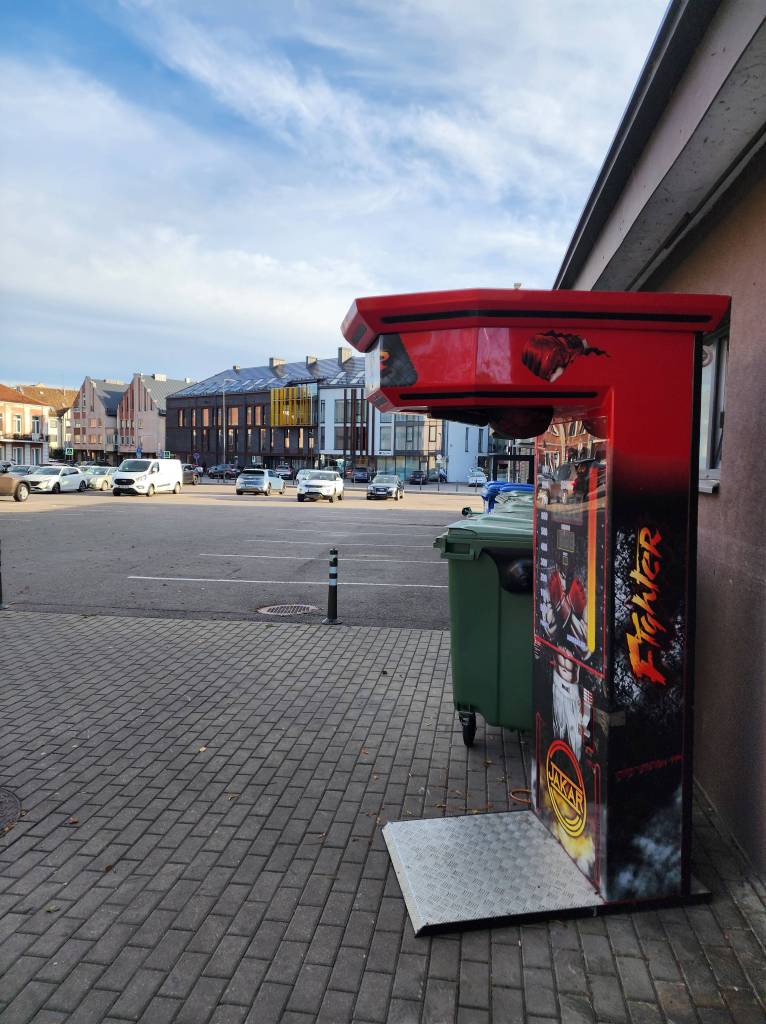 A randomnly placed punching machine